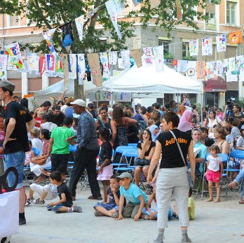 Fête sur une place à Lyon