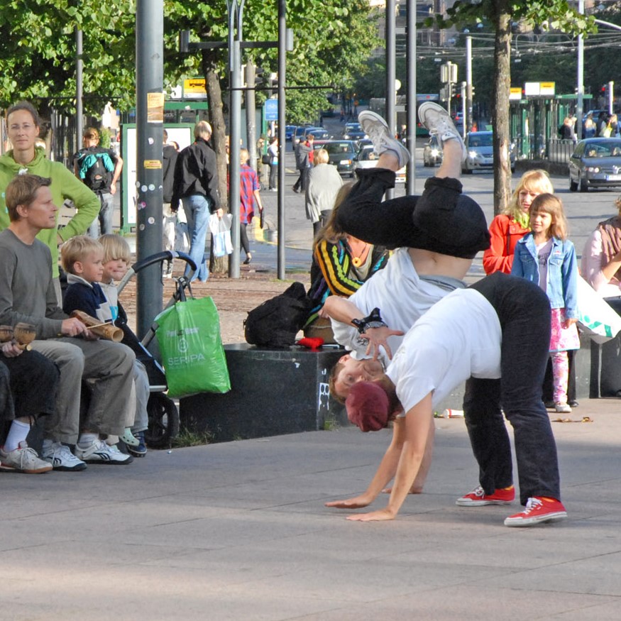 Photo de danseurs hip-hop sur la place publique