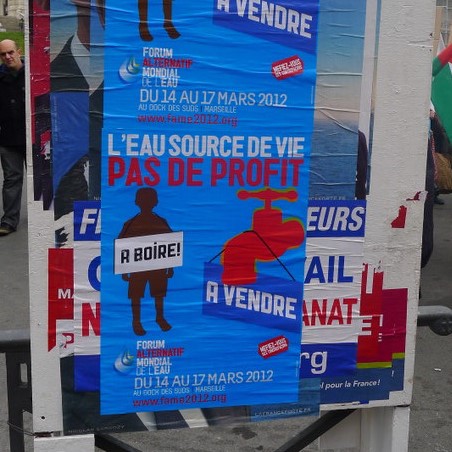 Affiches collées lors d'une manifestation