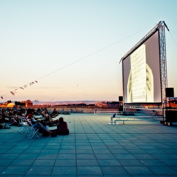 Projection de cinéma sur un toit à Marseille