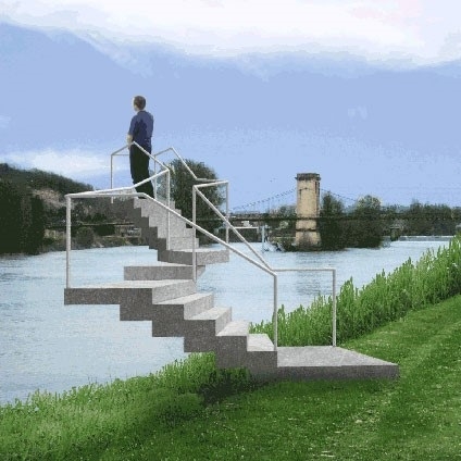 Image d'une oeuvre d'art, escalier ne menant à rien, sur lequel est monté un individu, Lyon