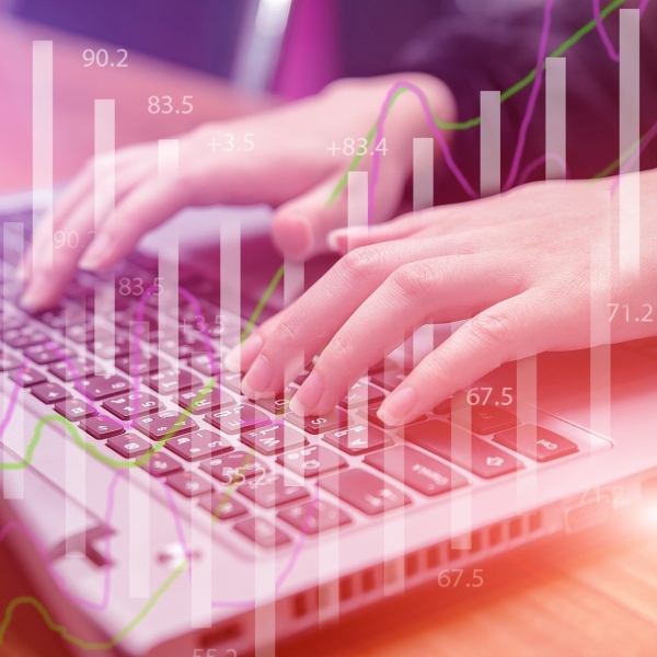 Illustration représentant des mains tapant sur un clavier d'ordinateur. 