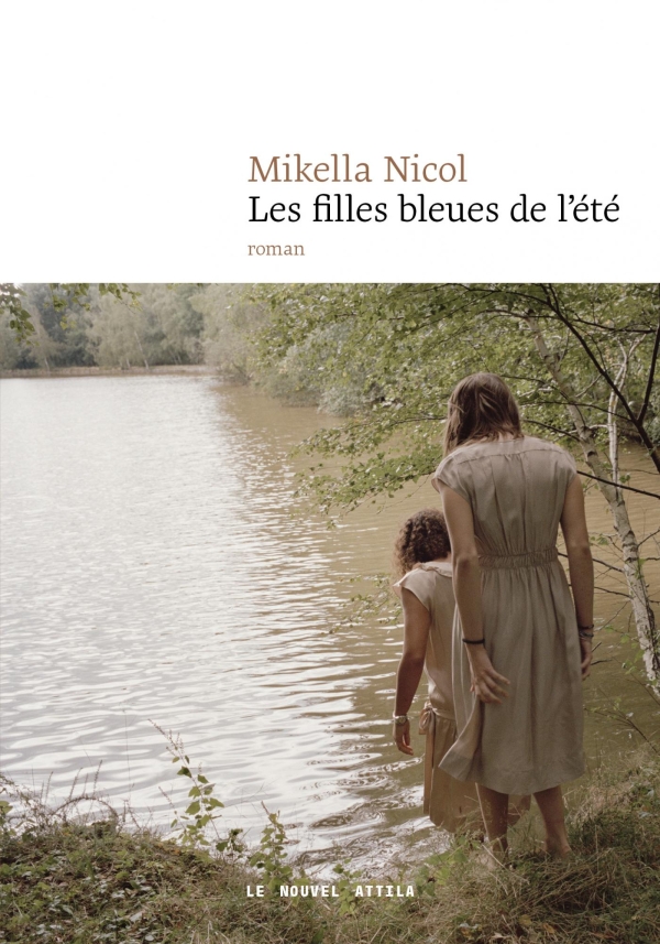 Couverture du livre Les filles bleues de l'été, avec une image de filles qui sont en train d'entrer dans un lac