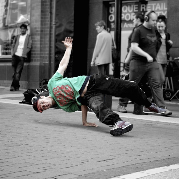 Illustration représentant un B-boy dansant dans la rue