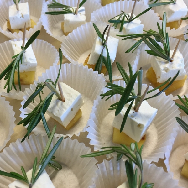 Illustration représentant du fromage de brebis déposé sur un morceau de gâteau