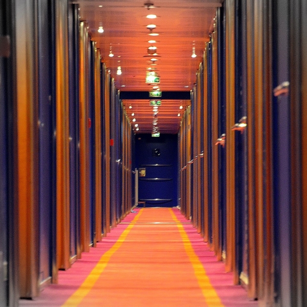 Photographie d'un couloir illustrant la jonction entre un espace privé et un espace public