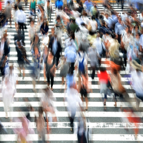 Illustration représentant des individus marchant sur un passage piéton