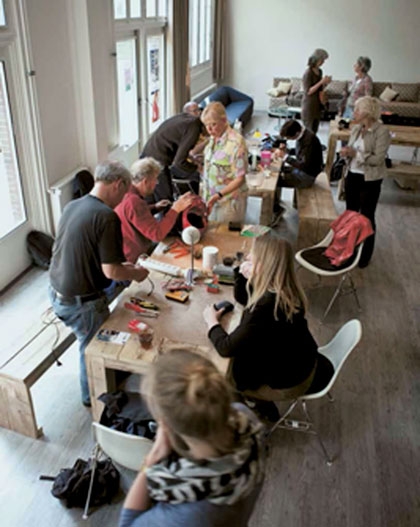 Photo de personnes en atelier de création