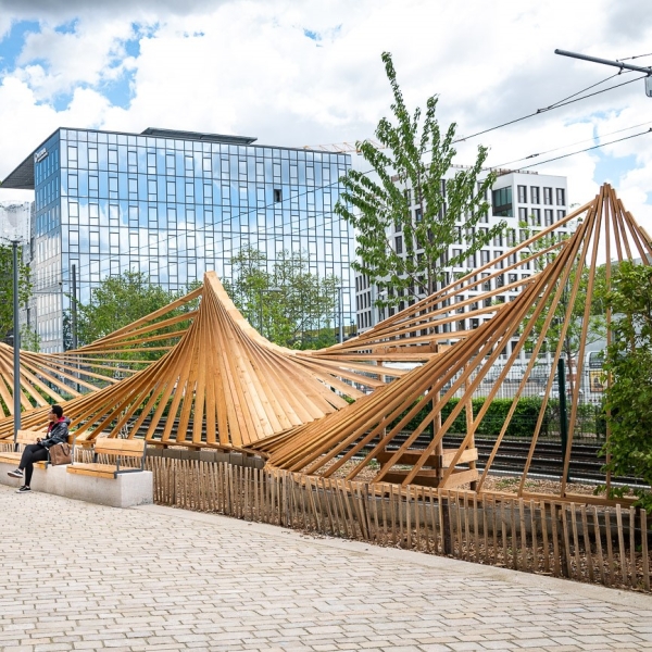 Photo de l'oeuvre artistique "Les Serpencils" de Johann le Guillerm sur l’esplanade Miriam Makeba, Lyon