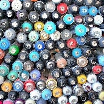 Illustration représentant une pile de bombes de peinture. 