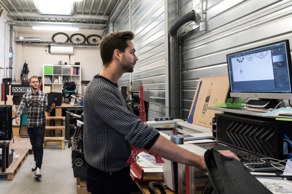 Photographie de deux personnes travaillant dans un lab