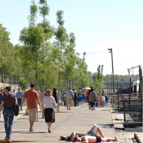 Photographie représentant des individus se baladant sur les quais du Rhône