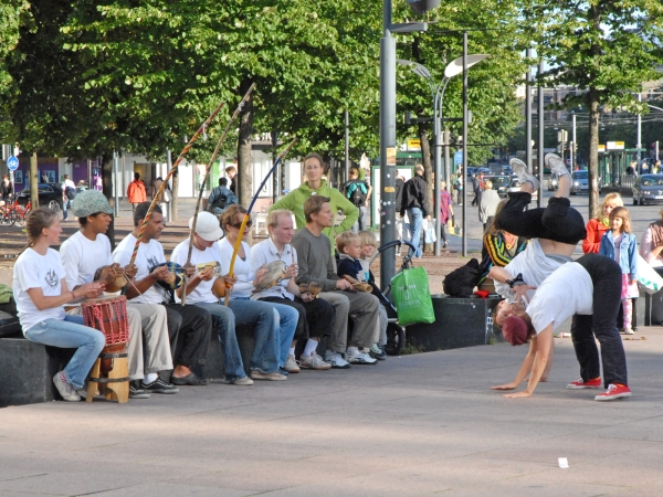 Photo de danseurs hip-hop sur la place publique un public et des personnes avec un tambour et d'autres instruments de musique traditionnels