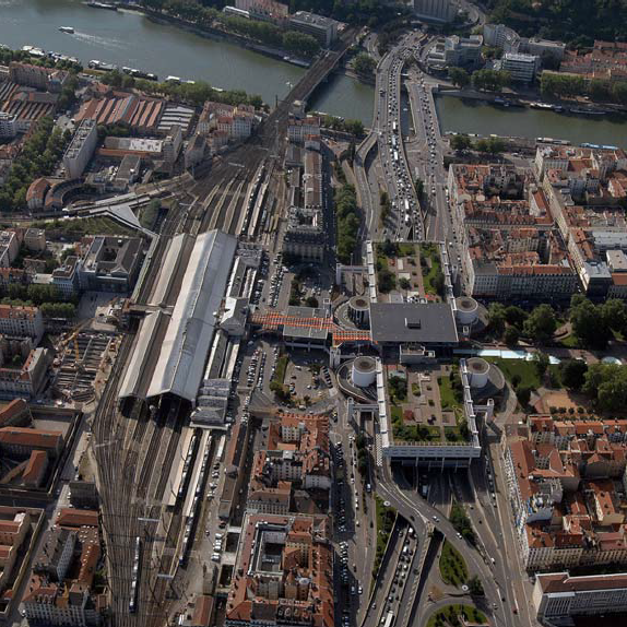 Photographie du centre d'échanges et de la gare de Perrache, coupure nord-sud de la Presqu'île
