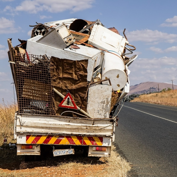 Illustration représentant un camion transportant des déchets