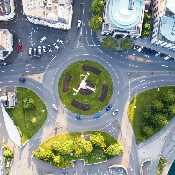 Illustration représentant un rond point vert en ville