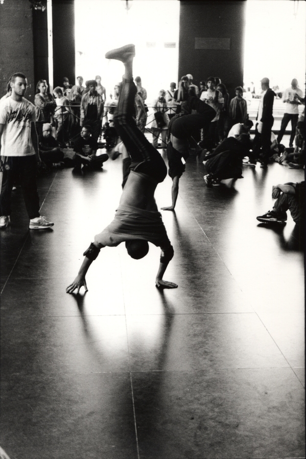 Photographie de danseurs de hip hop sous les arcades de l'Opéra et le public qui les regarde