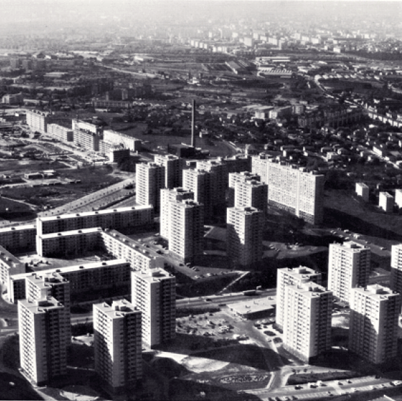 Construction de la ZUP, plateau des Minguettes. Cinquantième anniversaire de l’Office Public d’Habitations à loyer modéré du département du Rhône : 1920-1970. « Les Minguettes », autre grand ensemble tourné vers l’avenir.