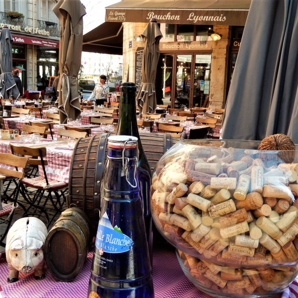 Photographie de la terrasse d'un bouchon lyonnais