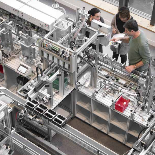 Photographie d'individus travaillant dans un laboratoire à Lyon