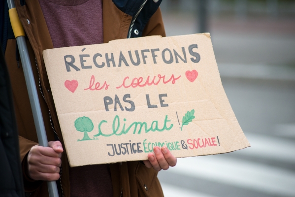 Illustration : Réchauffons les cœurs pas le climat ! Justice écologique & sociale !