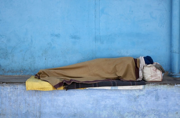 Illustration représentant une personne dormant dans la rue