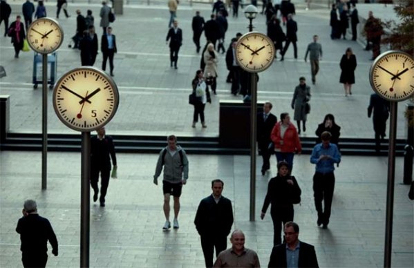 déambulation d'individus sous des horloges