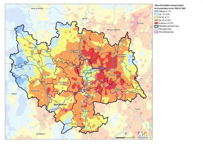 Carte d'une partie de la région Auvergne-Rhône-Alpes montrant le taux d'évolution annuel moyen de la population entre 1982 et 1999. Dans l'agglomération lyonnaise elle a augmenté de -1% (dans le centre) à 2.5% (vers la frontière) ; aux alentours de Brignais, Villefranche-sur-Saône, Trévoux, Villars-les-Dombes, Ambérieu-en-Bugey, Pont-de-Chéruy, Bourgoin Jallieu, Vienne, Roussillon, Saint-Étienne, Montbrison, Feurs, Saint-Martin-en-Haut et Tarare, on observe une hausse de 0% (dans les villes citées) à 1% - 2,5% (dans leurs alentours) et même plus de 2.5% de hausse aux alentours de celles, situées à l'est par rapport à Lyon. Le taux d'évolution de la population n'évolue pas ou baisse surtout autour de Saint-Étienne et à l'ouest, vers Roanne.