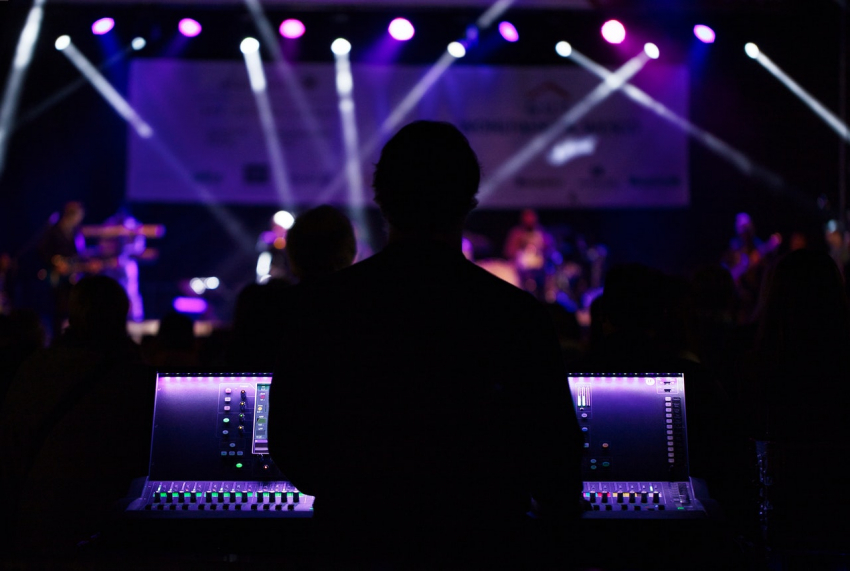 Photo d'un technicien son lors d'un concert