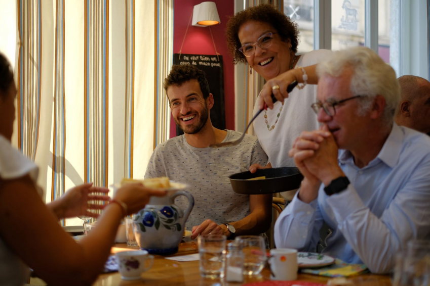 Photo d'une table autour du repas