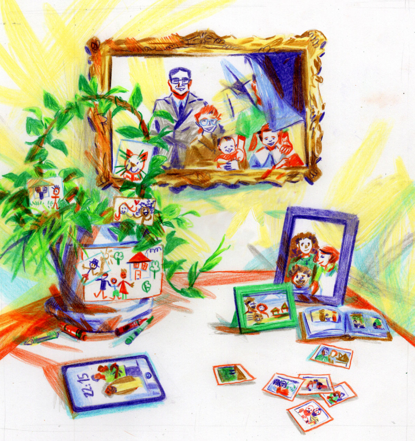Illustration d'une table avec des objets rappelant la famille : sur le mur, une photo de famille encadrée (père et trois enfants, un garçon tenant dans ses bras un bébé et une fille), le coin haut droit de la photo est détaché du cadre et plié, on peut deviner une autre personne adulte, dont on ne voit pas le visage; devant le mur, une table avec un pot de fleurs sur lequel est collé un dessin en crayons pastels de famille de trois (mère, père et enfant devant une maison avec des arbres) et un dessin de quatrième personne collé dans cette image, sur la fleur sont accrochés des dessins de chat, d'une femme et un homme amoureux et d'un homme devant une maison, à droite du pot, des photos encadrées de famille : une mère et deux enfants et une mère, un père er un enfant, devant les photos encadrée, un album de famille et de nombreuses photos pas collées dedans, à gauche un téléphone portable montrant l'heure et en fond d'écran une photo de famille de trois