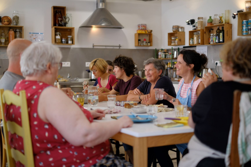 Photo d'une table autour du repas