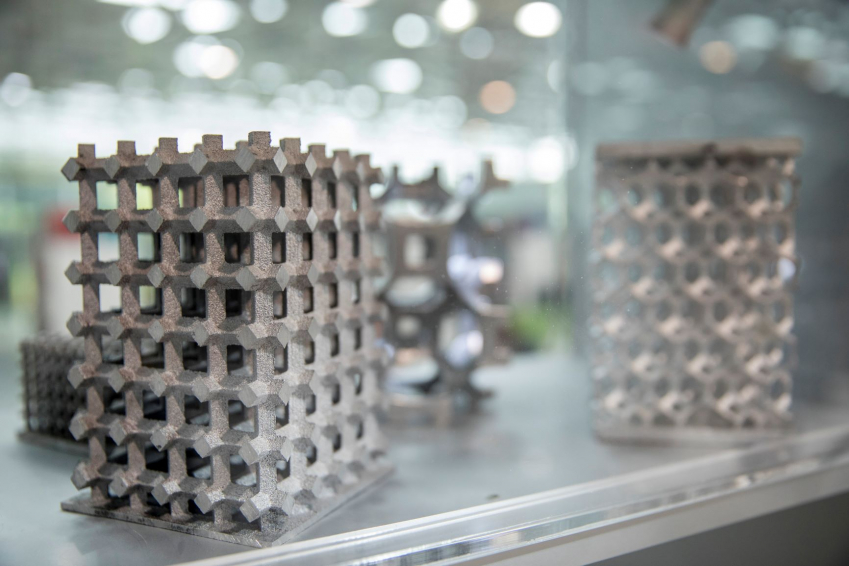 Photo de blocs en métal, ressemblant à des cellules