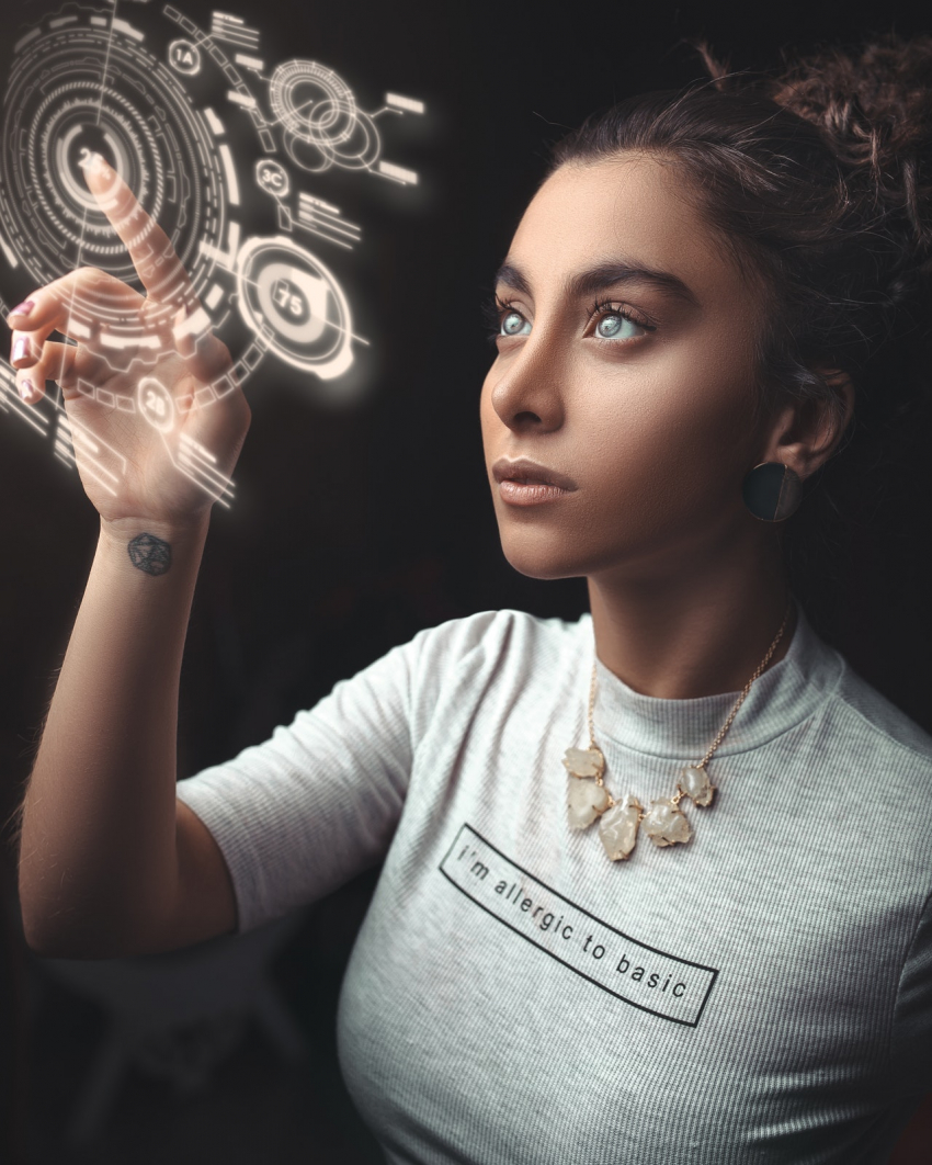 Photo d'une femme touchant une application web flottante
