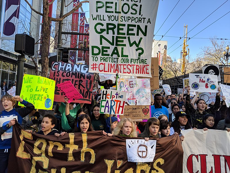 Marche pour le climat de jeunes à San Francisco en mars 2019, interpellant via leur banderole Nancy Pelosi, présidente de la Chambre des représentants des États-Unis