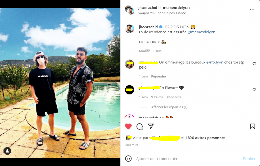 A gauche, photo du mèmeur de Lyon au visage masqué et de Jhon Rachid devant une piscine, à droite des commentaires - Jhon Rachid : "LES ROIS LYON la descente est assurée @memesdelyon 69 LA TRICK", une personne masquée commente "On emménage les bureaux @mx.lyon chez toi stp pelo; une troisième personne écrit : "En Plavace"; le mème est aimé par plus de 1820 personnes