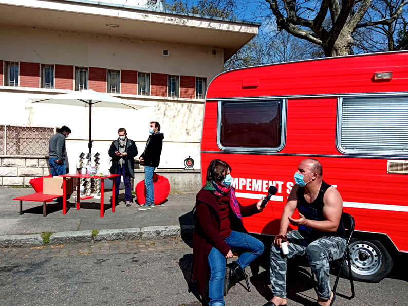 Campement sonore devant les bains-douches Delessert, Lyon 7e