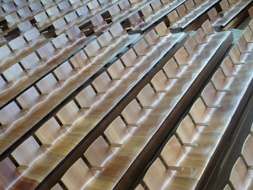 Photo de bancs vides