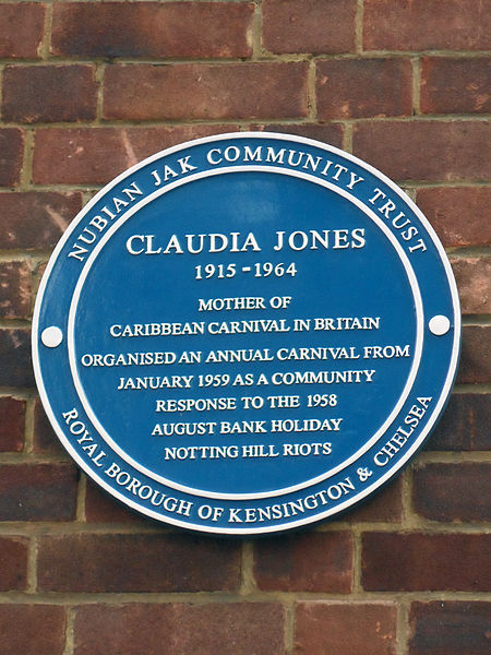 Photo de la plaque commémorative de Claudia Jones faite par le Nubian Jak cummunity trust et le Royal borough of Kensington & Chelsea avec écrit dessus "Claudia Jones 1915-1964 mother of caribbean carnival in Britain organised an annual carnival from january 1959 as a community response to the 1958 august bank holiday Notting Hill riots"