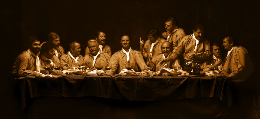 Photo d'un groupe de personne ressemblant au tableau la cène