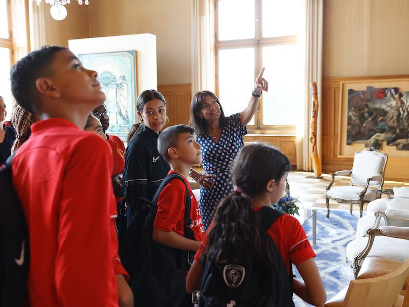 Cinq joueuses et cinq joueurs du club de football Lyon-La Duchère ont été accueillis par Madame la Maire de Paris Anne Hidalgo dans le cadre des Rencontres de la réussite
