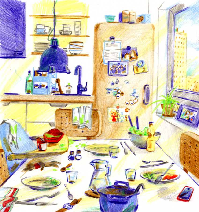 Illustration d'une salle à manger : en arrière plan, évier, rangements, vaisselle, frigo avec des magnettes de yaourt qui tiennent des photos de famille et des dessins d'enfants illustrant la famille, une boîte à cookies sur le frigo, une plante et une photo de famille encadrée sur la fenêtre; en avant plan, une table à manger avec 4/6 chaises, des assiettes de repas terminé (avec des restes de petits pois et de salade), des couverts, une bouteille d'huile, un saladier avec de la salade, une marmite avec une louche, une carafe d'eau, des verres, du sel, du poivre, l'une des chaises est une chaise à bébé avec des couverts spéciaux de bébé, des taches de nourriture de bébé sur la nappe devant la chaise de bébé, une montre masculine posée près du bord de la table pour indiquer la place du père