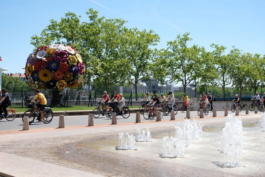 Photo d'un groupe de vélo vers la place Bellecour à Lyon