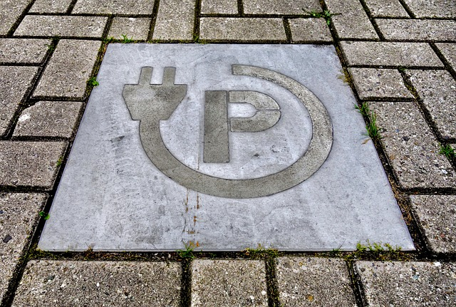 Photo d'un symbole signifiant la présence d'une place de parking équipée d'une recharge électrique pour voiture