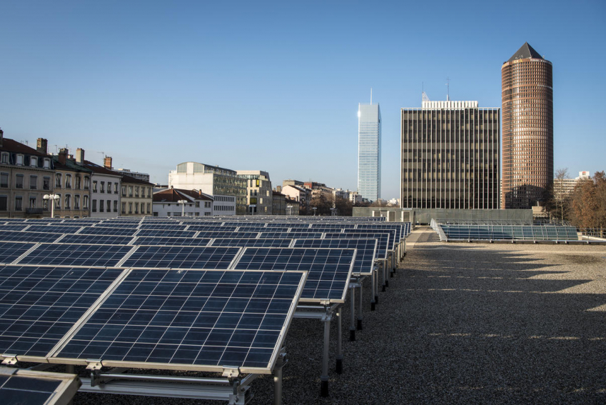 Photo de panneaux solaires sur le toit d'un immeuble dans le quartier Part-Dieu à Lyon